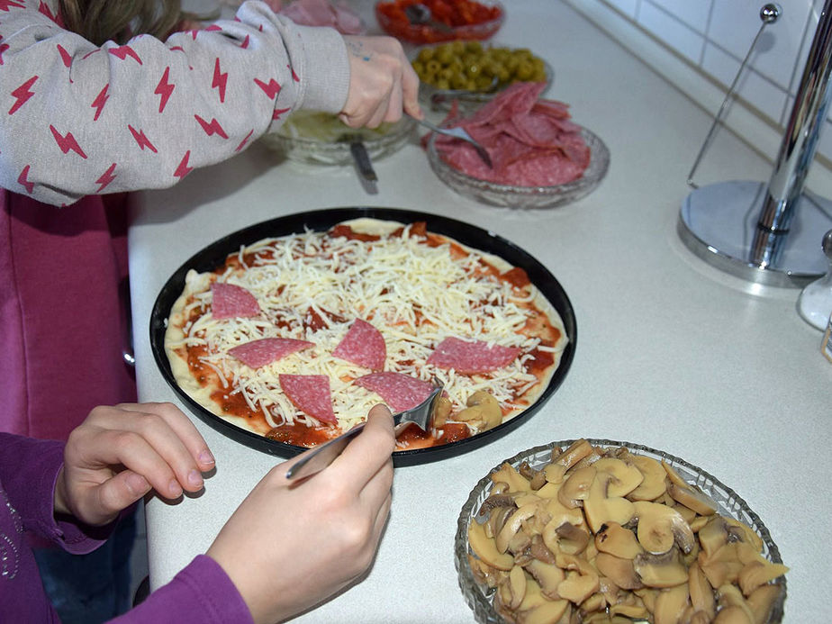 Gemeinde dankt den Sternsingern mit einem Pizzabacken 